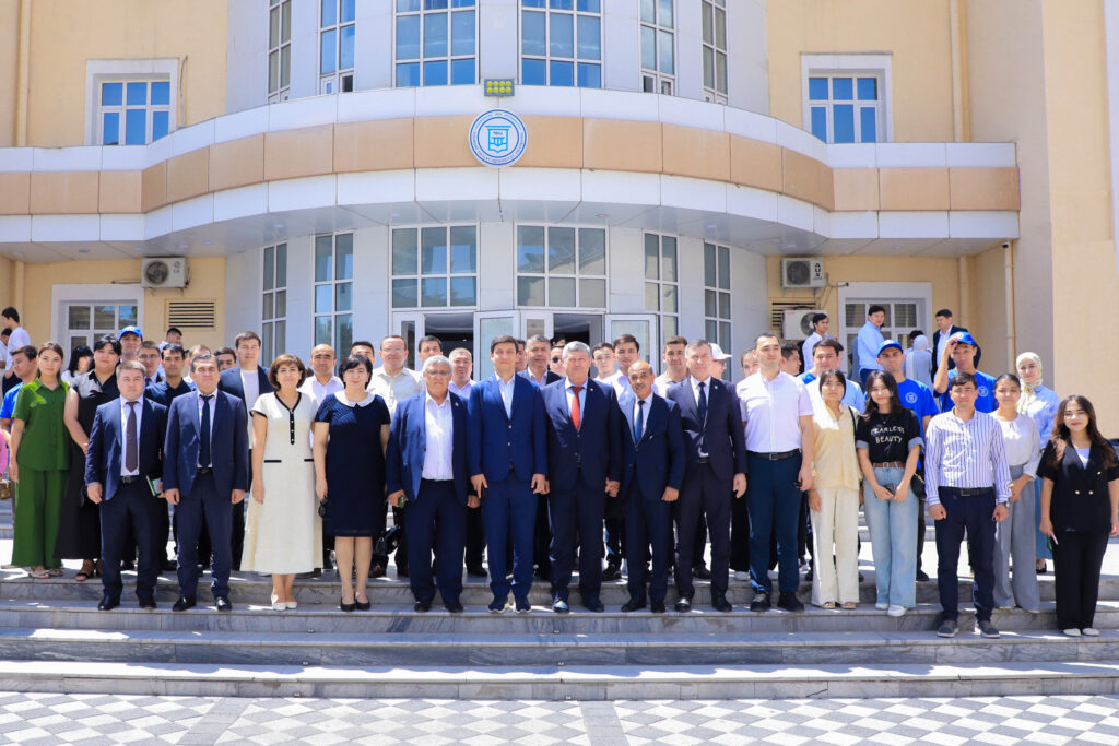 Yalangoch tepa tepasiz va yalangoch pastki qismdir Er va xotin ziyorat qilish uchun tashrif buyurishdi. Onlayn tomosha qiling.