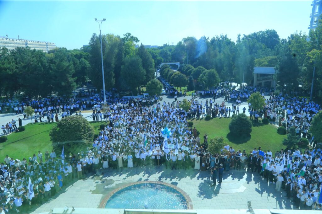 Qiz uni eshagiga tiqdi