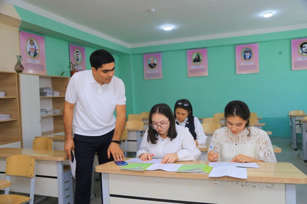 Qoltiq ostidagi chochqalar Striptizchi bilan ofis porno partiyasi