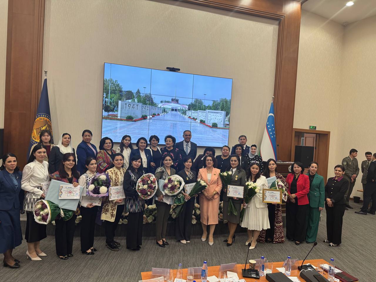 Atletik dumbali juda chiroyli yalangoch qizlar